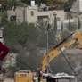 الجيش الإسرائيلي يهدم بناية سكنية في حي راس العامود بسلوان