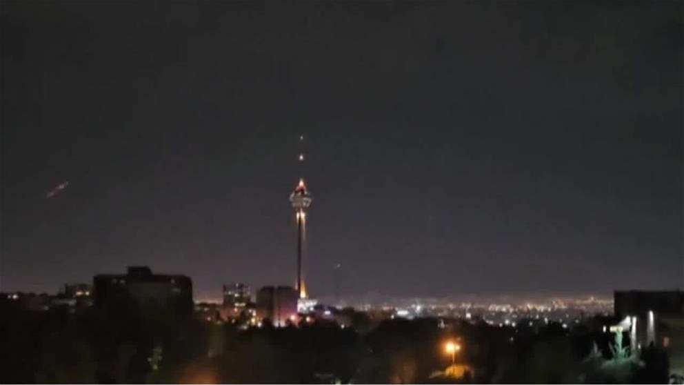 إيران وإسرائيل تتبادلان الضربات وأمريكا وبريطانيا تتحدثان عن فرصة للسلام