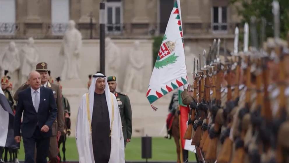 جرت لسموه مراسم استقبال رسمية.. رئيس الدولة يصل مقر البرلمان والرئيس المجري في مقدمة مستقبليه