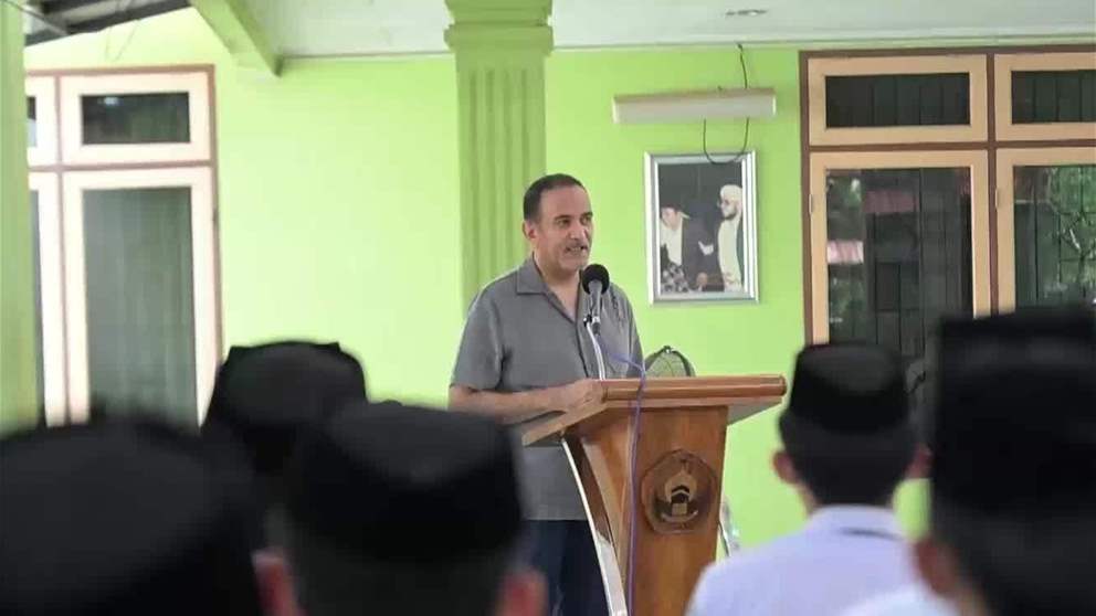 اللجنة العليا للأخوة الإنسانية تقدم أجهزة لوحية ذكية لطلاب المدارس في إندونيسيا