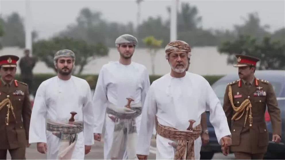 رئيس الدولة يصل الى صلالة..وسلطان عمان في مقدمة مستقبلية