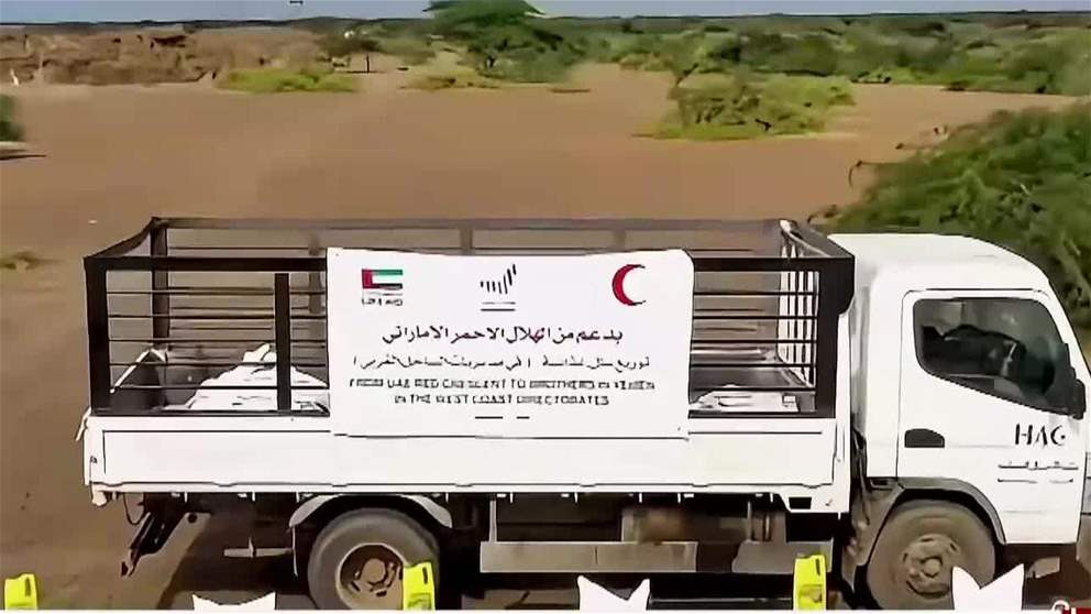 الإمارات تقدم 1000 سلة غذائية للأيتام والنازحين في الساحل الغربي لليمن