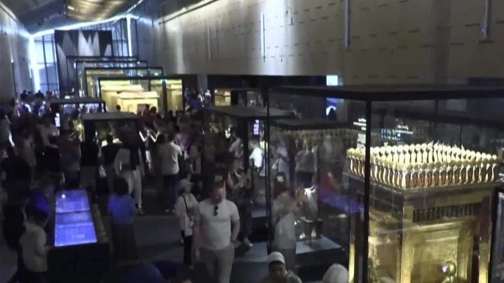 غرائب وطرائف | عرض مجموعة توت عنخ امون الذهبية لاول مرة بالمتحف المصري الكبير