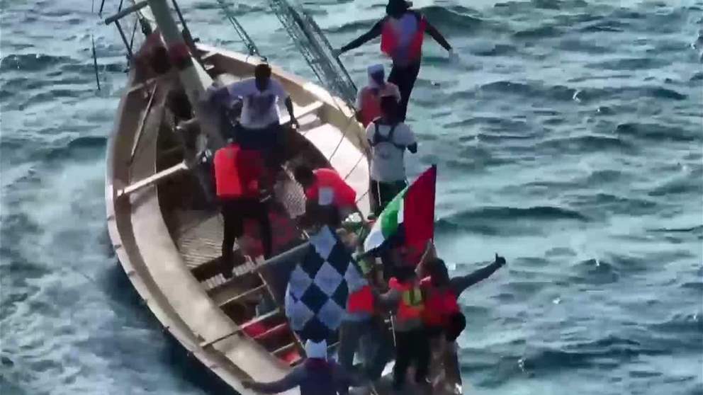 تتويج الفائزين بسباق السلع للمحامل الشراعية