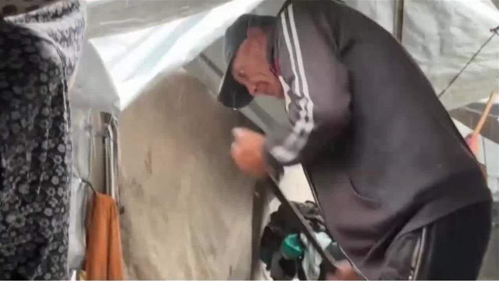 مياه الأمطار تغرق مئات خيام النازحين في غزة