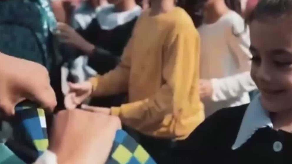 عملية "الفارس الشهم 3" تُقدم حقائب مدرسية لطلاب مدرسة "العائشية" لتضيء دربهم وتمنحهم الأمل