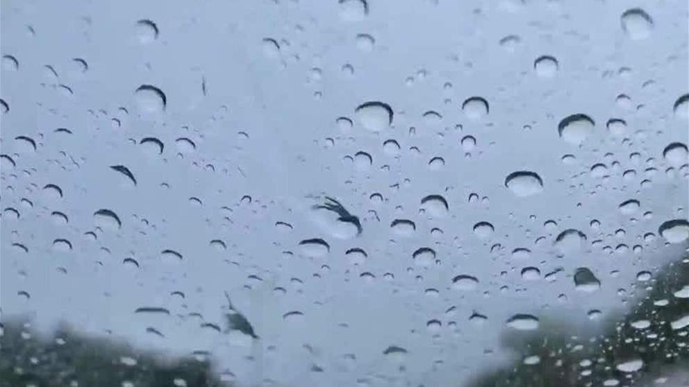 هطول أمطار غزيرة ومتوسطة على مناطق متفرقة بالفجيرة وجريان الأودية والشعاب