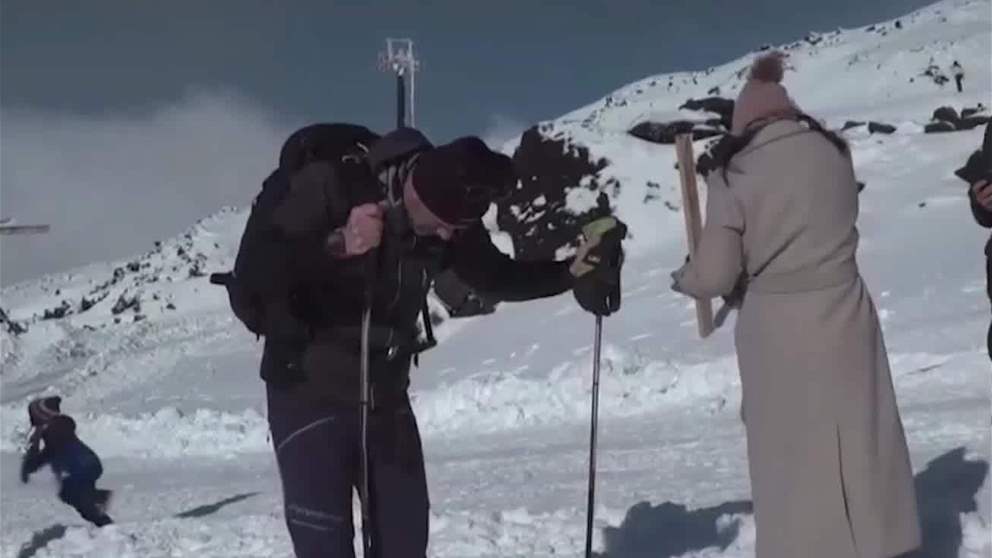 غرائب وطرائف | عرض ليلي يضئ سماء صقلية .. ثوران بركان إتنا يدهش المتزلجين على المنحدرات