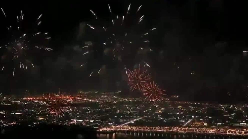 سماء الفجيرة تتزين بأضواء البهجة مع قدوم العام الجديد