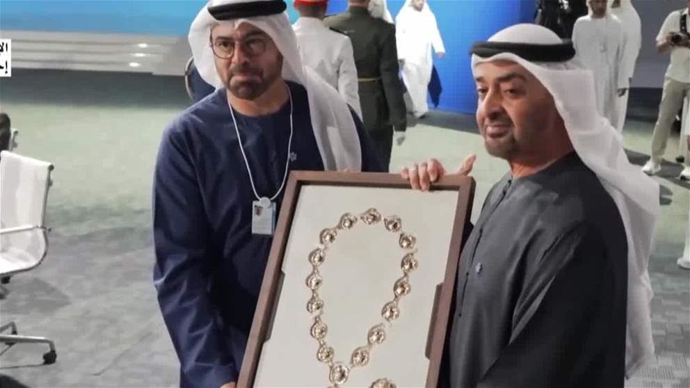 رئيس الدولة يمنح محمد القرقاوي وسام الاتحاد