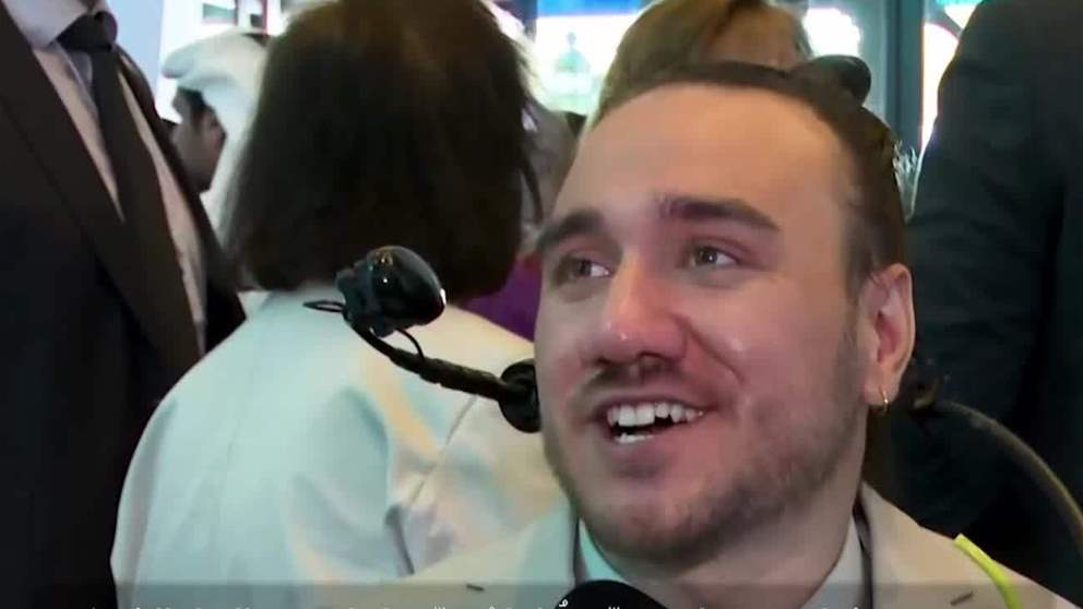 نولاند أرباو، المتطوع الأول لزراعة شريحة "نيورالينك" في دماغه، في فعاليات القمة العالمية للحكومات