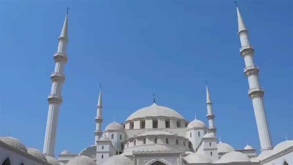 جامع الشيخ زايد الكبير في الفجيرة يستقبل جموع المؤمنين ضمن مشروع ضيوفنا الصائمون