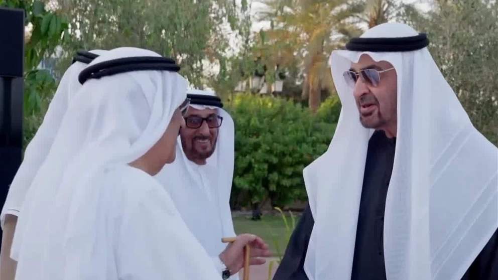 رئيس الدولة يحضر أول لقاء يجمع عدداً من الشخصيات التي شهدت مراسم رفع علم الاتحاد مع الوالد المؤسس الشيخ زايد