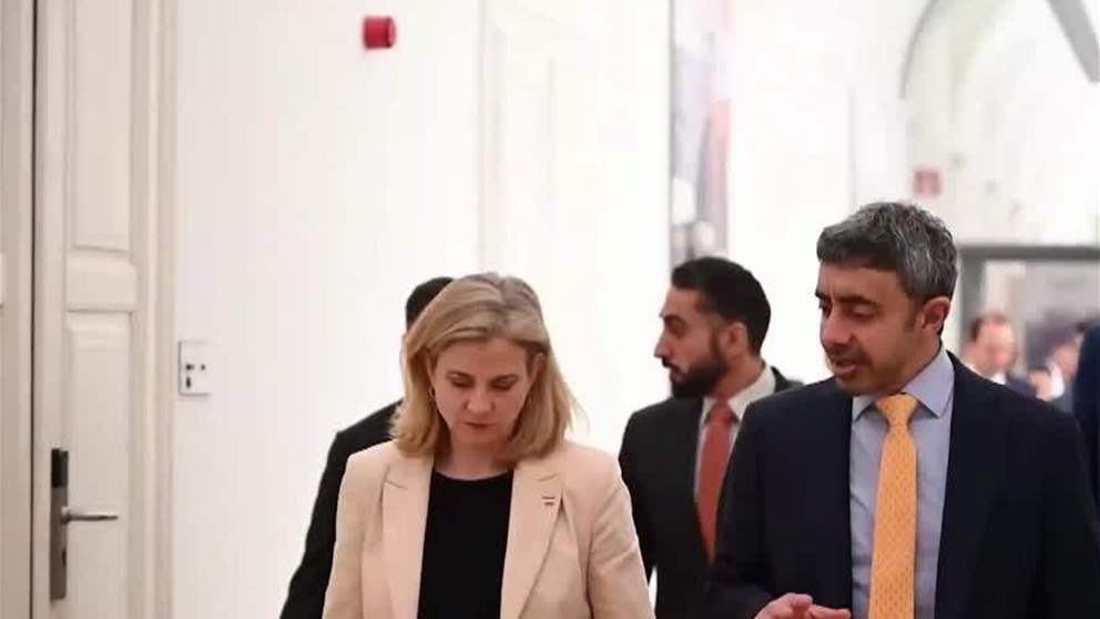 عبدالله بن زايد يلتقي الوزيرة الاتحادية للشؤون الاوروبية والدولية في النمسا