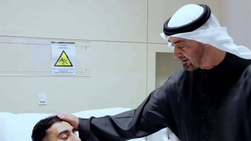 رئيس الدولة يزور عددا من المصابين الذين يتلقون العلاج في المستشفى