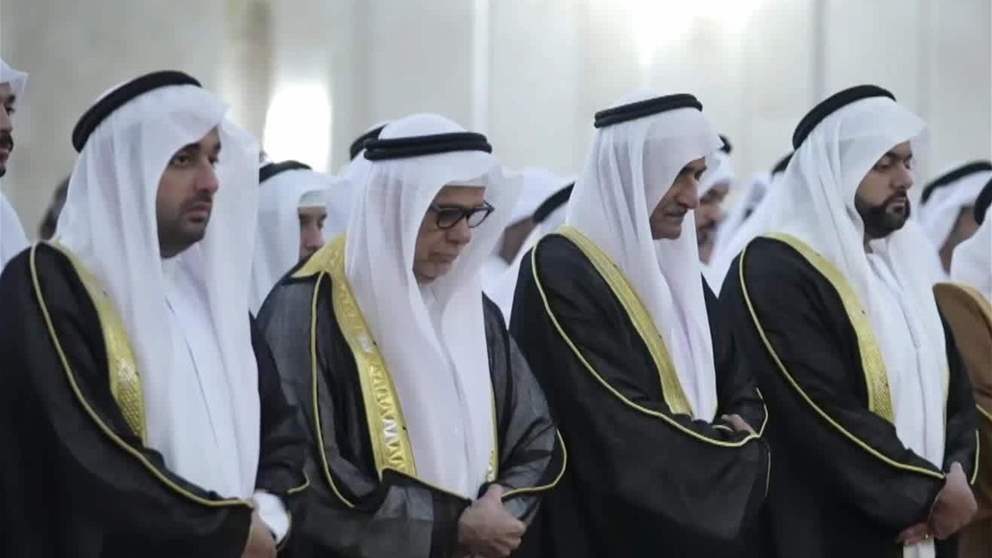 حمد الشرقي يؤدي صلاة عيد الفطر في جامع الشيخ زايد بالفجيرة