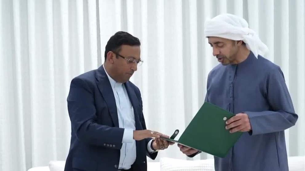 رئيس الدولة يتلقى رسالة خطية من رئيس وزراء بنغلاديش تسلمها عبدالله بن زايد