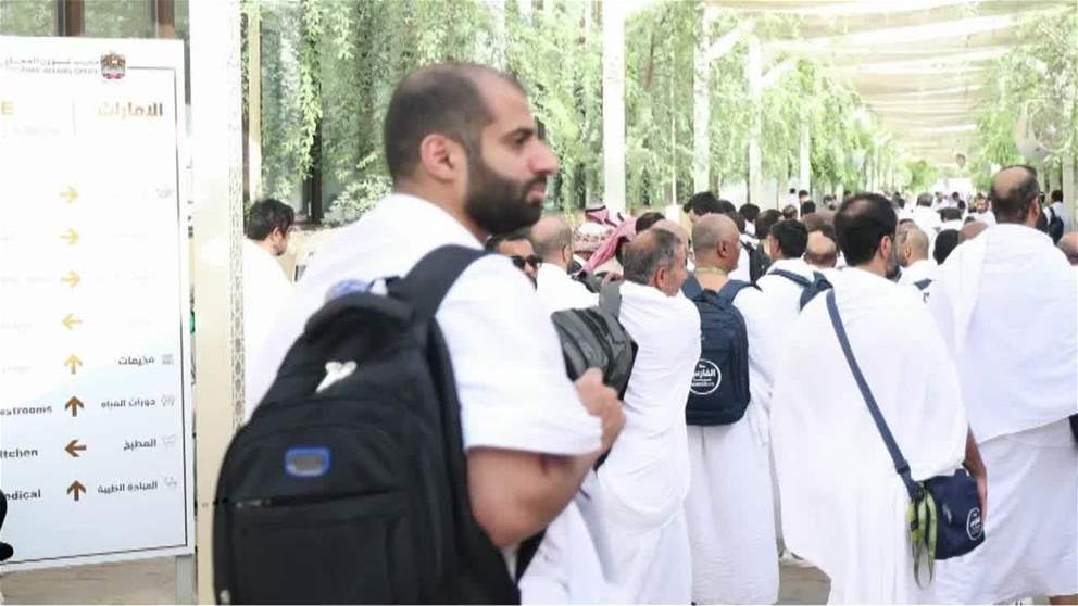 حجاج دولة الامارات يقفون على صعيد عرفات لاداء ركن الحج الاعظم