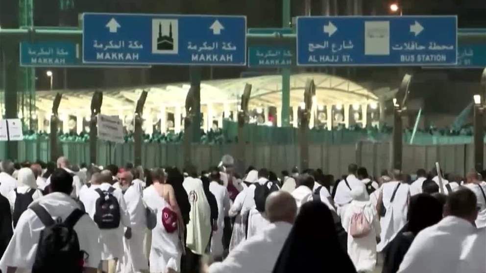 الحجاج يرمون" جمرة العقبة" في أول أيام عيد الأضحى