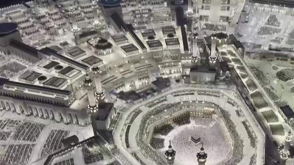 الحجاج يبدأون رمي الجمرات في أول أيام التشريق
