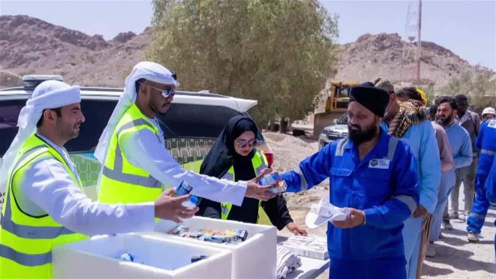 الفجيرة للموارد الطبيعية توزع مستلزمات الوقاية من حرارة الصيف على عمال المنشآت التعدينية