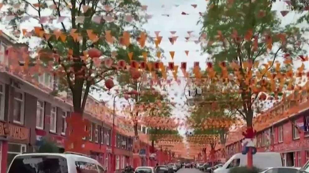 غرائب و طرائف : شارع برتقالي في لاهاي دعما لحلم المونديال الهولندي