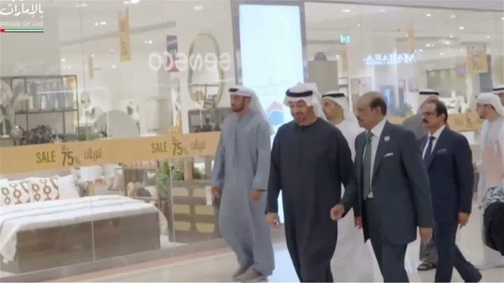 خلال جولة في أحد المراكز التجارية في أبو ظبي.. رئيس الدولة يلتقي يوسف علي وعدداً من العاملين في مجموعة اللولو