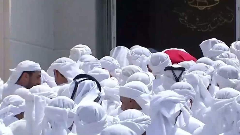 محمد بن راشد يؤدي صلاة الجنازة على جثمان أحمد بن راشد