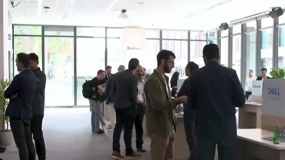مايكروسوفت تنسحب من مشروع لمراكز بيانات الذكاء الاصطناعي في بريطانيا