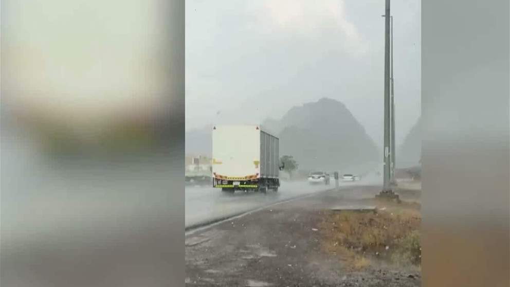 أمطار غزيرة مصحوبة بحبات البرد تهطل على الفجيرة ومسافي