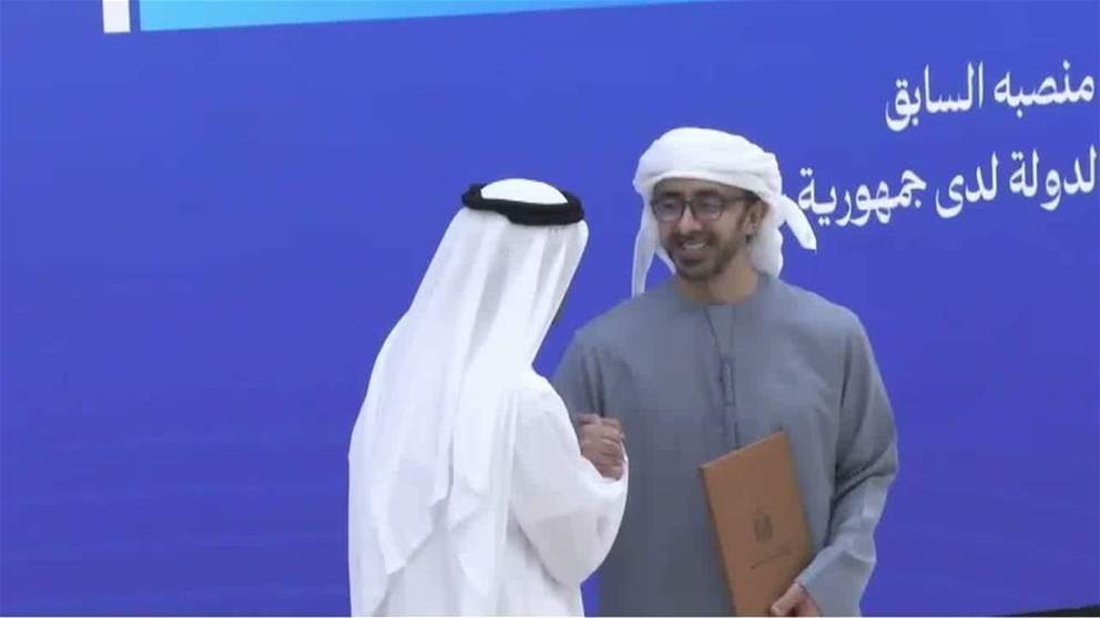 رئيس الدولة يمنح 6 من سفراء الدولة وقنصلين وسام زايد الثاني من الطبقة الأولى ووسام الاستقلال من الطبقة الأولى