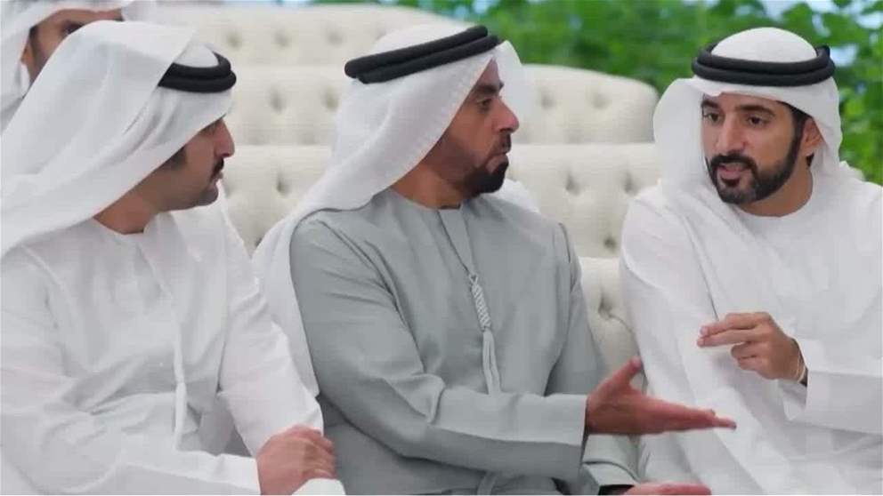 رئيس الدولة يستقبل طاقم طائرة فلاي دبي بحضور محمد بن راشد