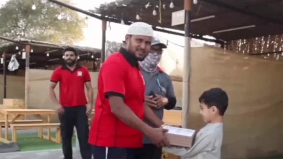 بلدية الفجيرة توزع وجبات افطار صائم في منطقة قدفع