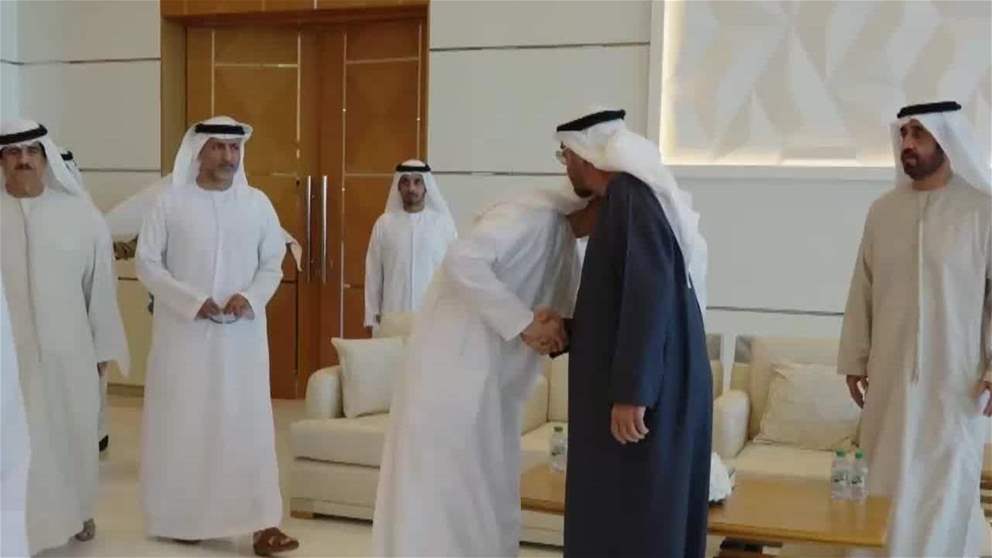  رئيس الدولة يقدم واجب العزاء إلى حاكم أم القيوين في وفاة والدته