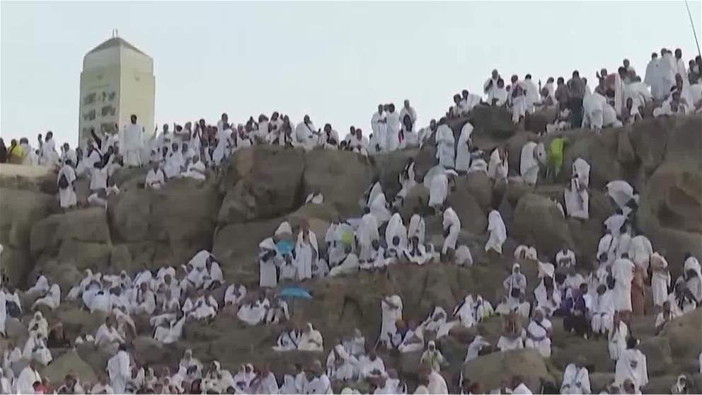 حجاج بيت الله الحرام يؤدون ركن الحج الأعظم