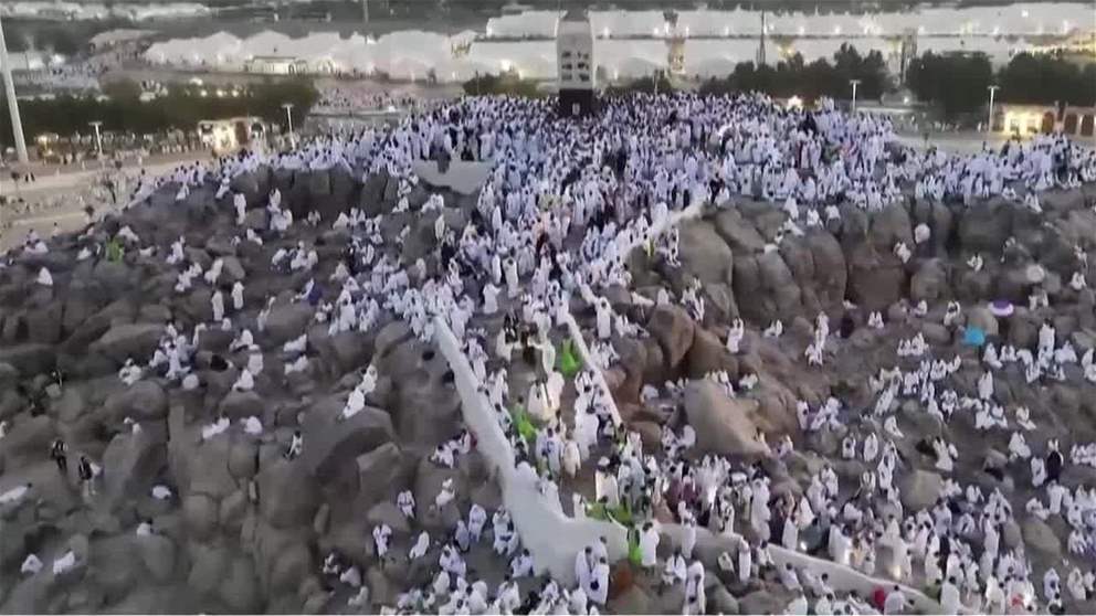 حجاج الدولة يقفون على صعيد عرفات لأداء ركن الحج الأعظم
