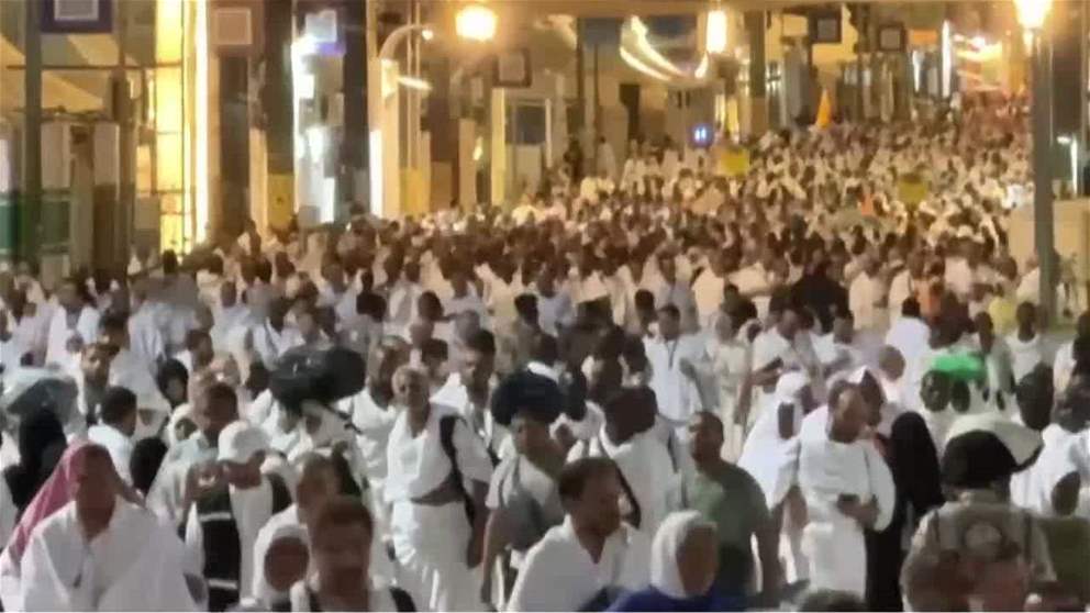 الحجاج يرمون الجمرات الثلاث في ثاني ايام التشريق